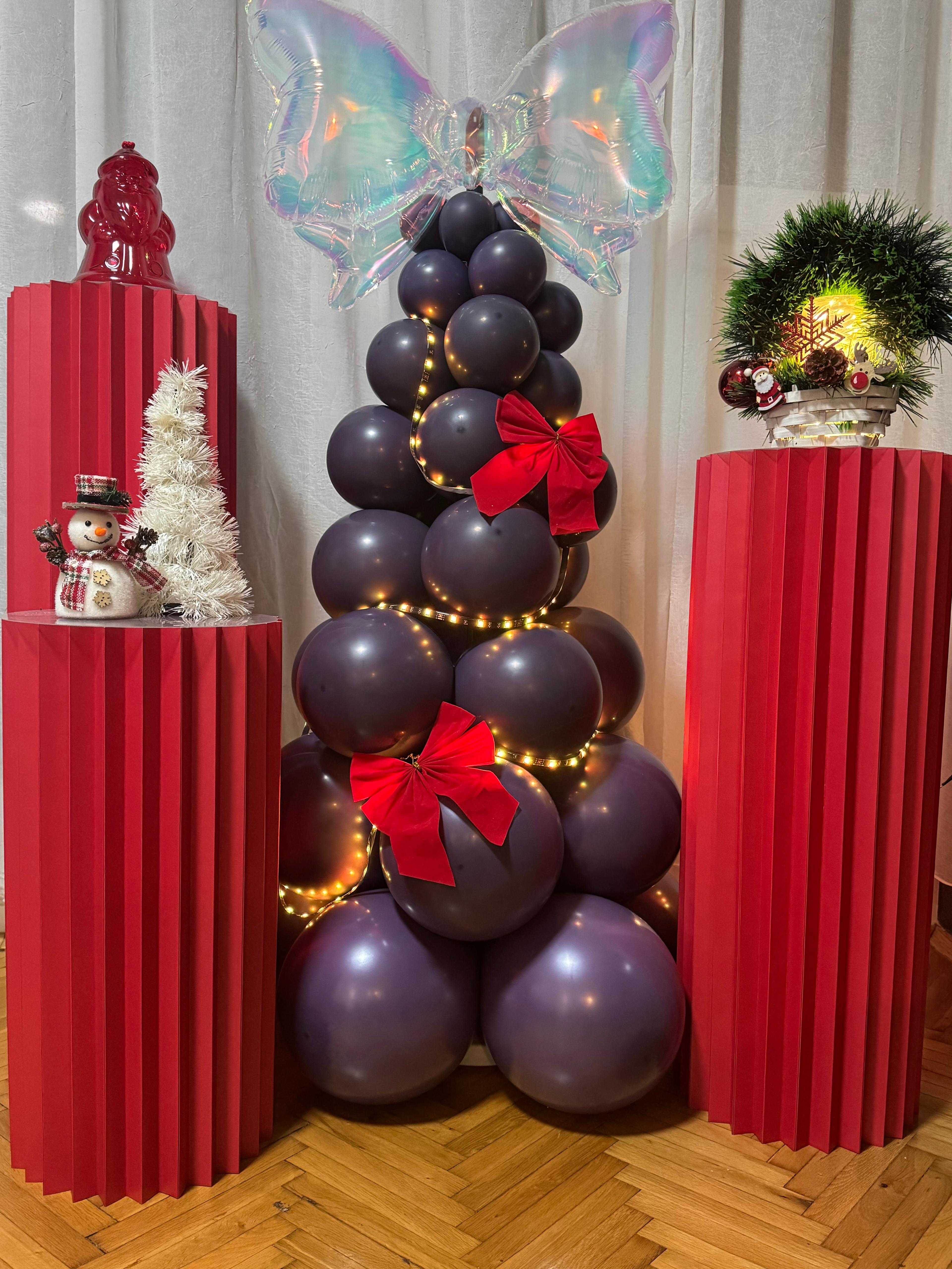 novogodišnja jelka od balona sa duplo punjenim ljubičastim balonima, crvenim mašnama i Prestige crvenim origami stolovima