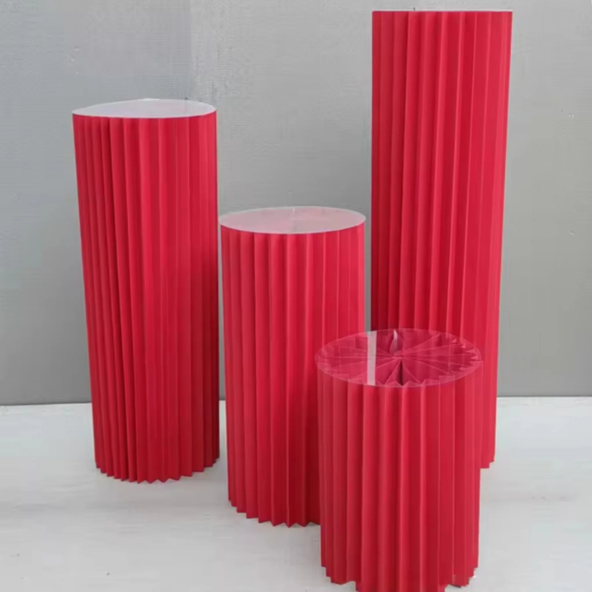 Crveni sklopivi origami sto za dekoraciju slatkog stola