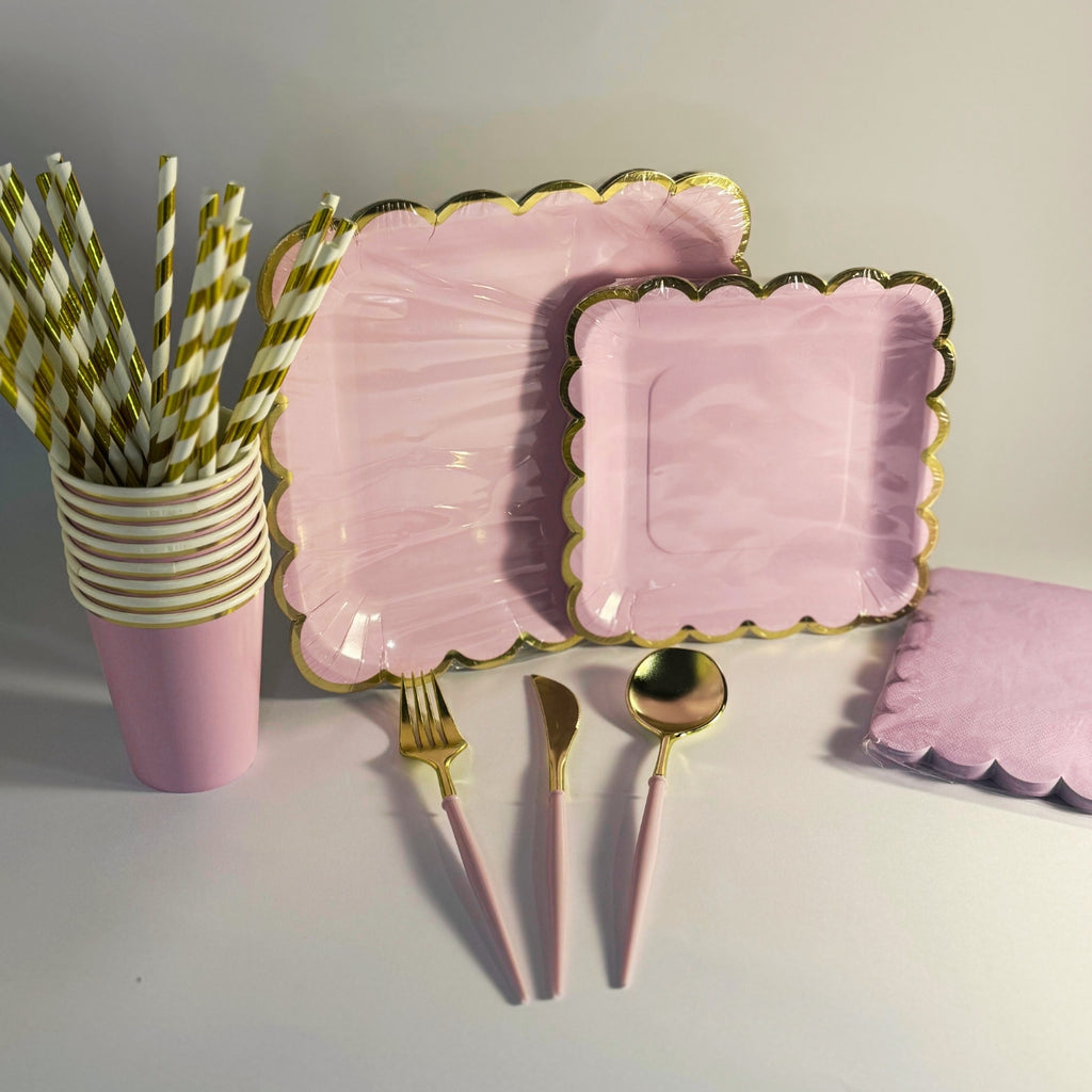 Lila dekoracija za rođendan – party set sa tanjirima, salvetama i escajgom