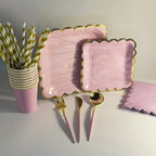 Lila dekoracija za rođendan – party set sa tanjirima, salvetama i escajgom