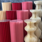 Origami stolovi u različitim bojama za dekoraciju događaja

