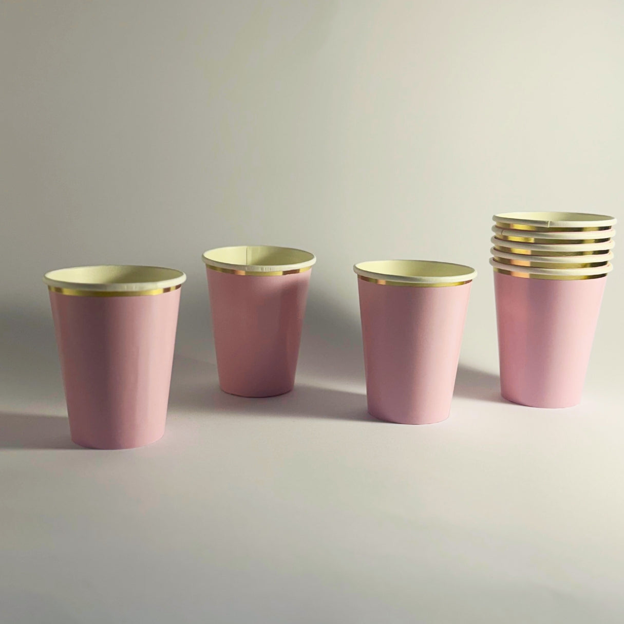 Pastelni lila party set papirne čase za proslave i rodjendane