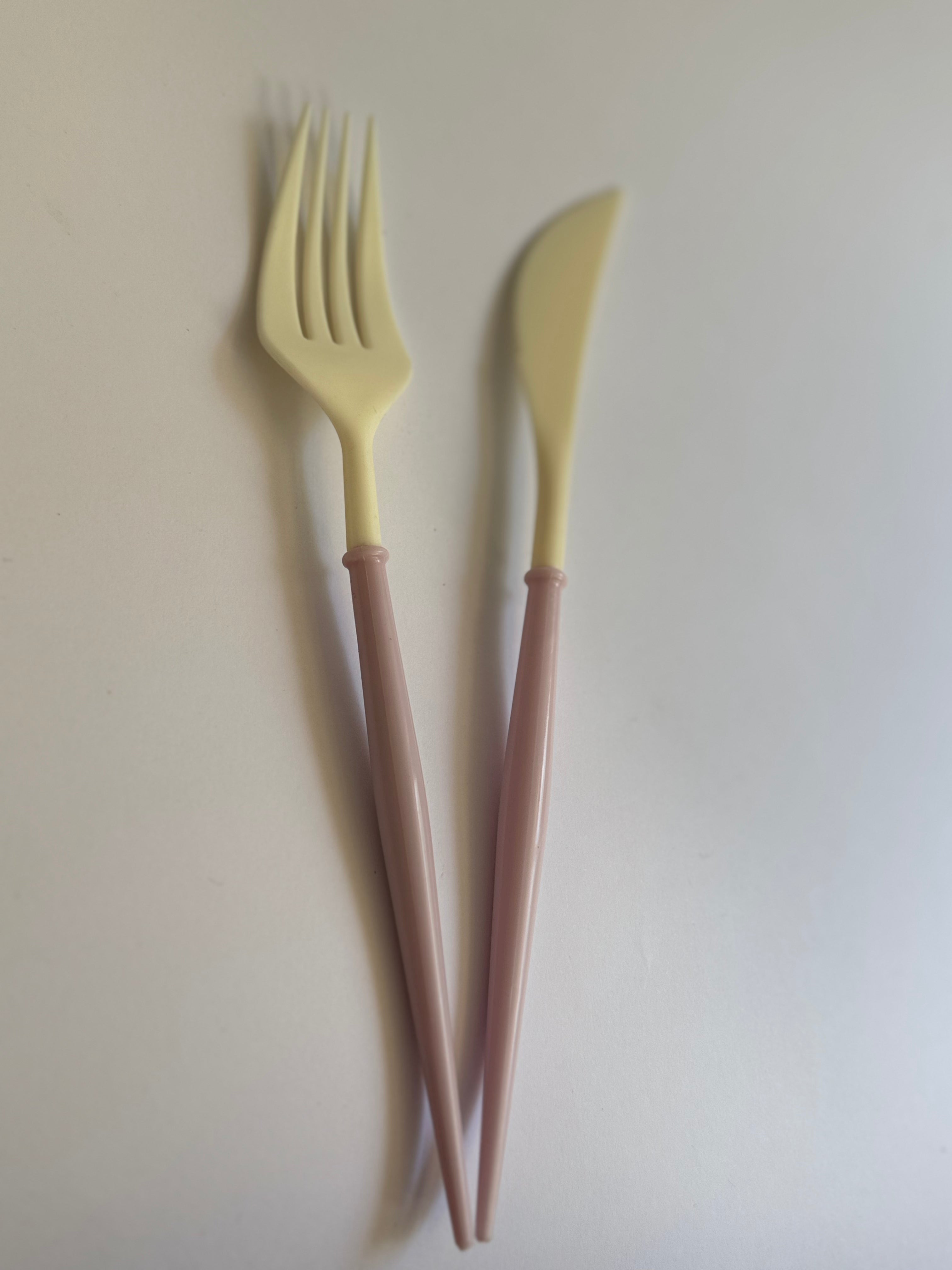 Pribor za rodjendan – lila-beli set od 16 komada