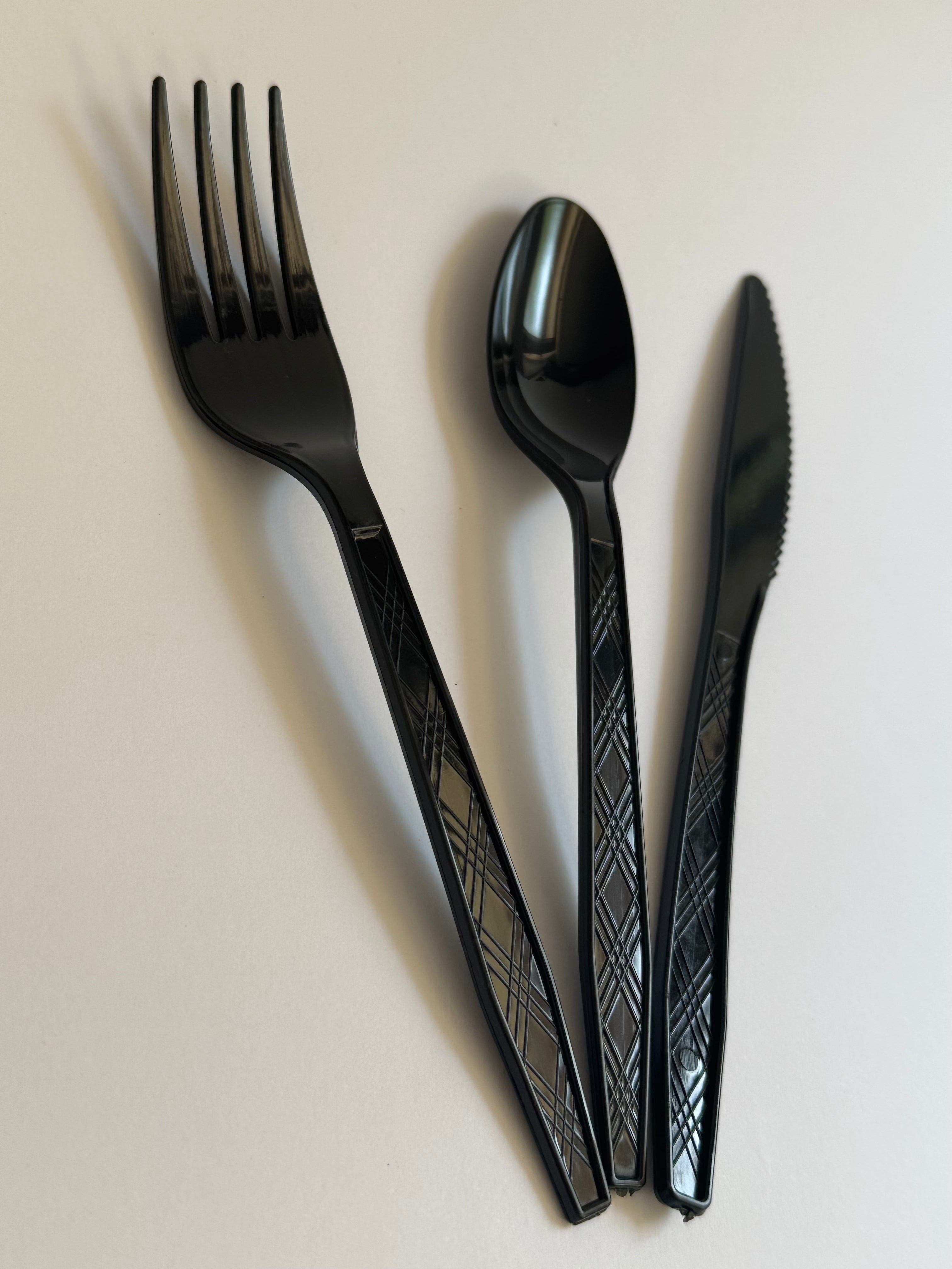 Pribor za rodjendan – viljuške, noževe i kašike.