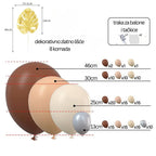 Set balona za rođendan u safari stilu sa trakom i pampas travom u pozadini