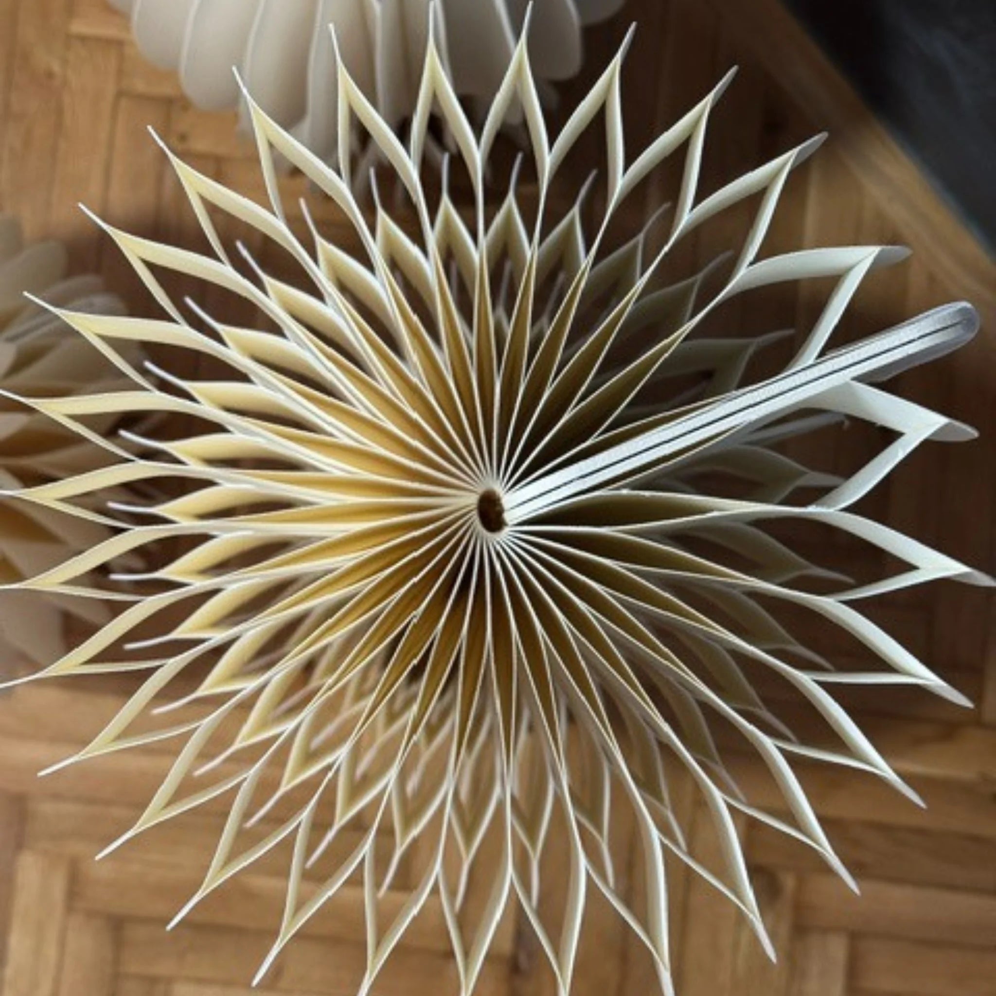 Sklopivi dekorativni sto za poklone i izložbe