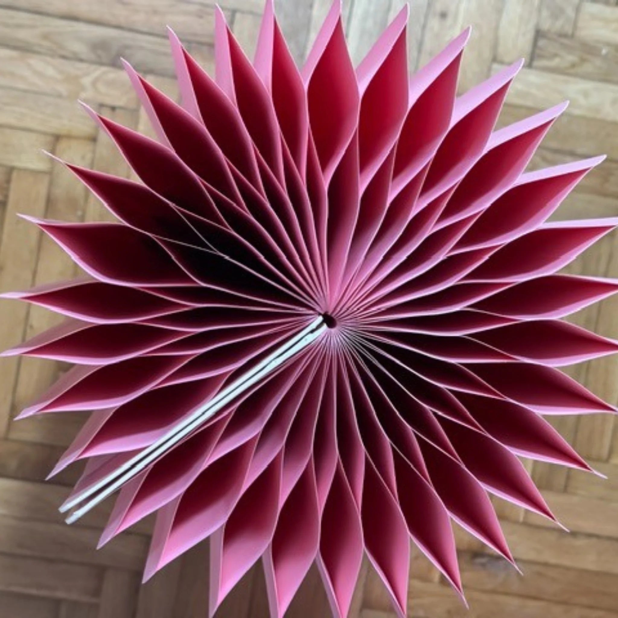 Sklopivi sto u roze boji za slatki sto