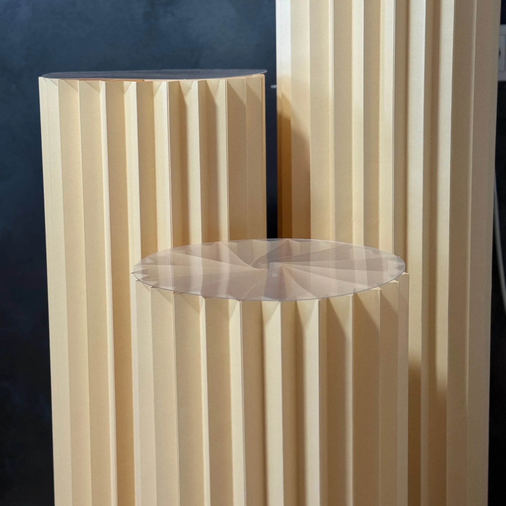 bež beli origami sto za rodjendane