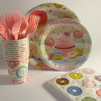 Rođendanski set sa krofna motivima – tanjiri, čaše, salvete i stolnjak za proslave