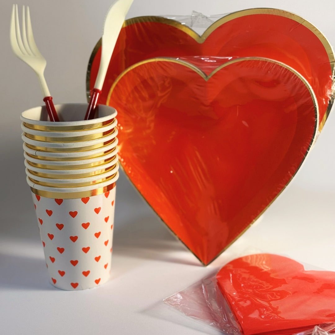 Party set sa crvenim srcima – dekoracija za Dan zaljubljenih ili romantičnu proslavu

